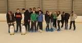 Uczniowie szkoły w Cudzynowicach na lodowisku w Kazimierzy Wielkiej. Stres pokonali zabawą. Była doskonała. Zobaczcie zdjęcia