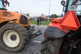 Spontaniczny rolniczy protest w Łódzkiem w poniedziałek wieczorem! Blokada w powiecie poddębickim na wjeździe/zjeździe z autostrady A2 FOTO