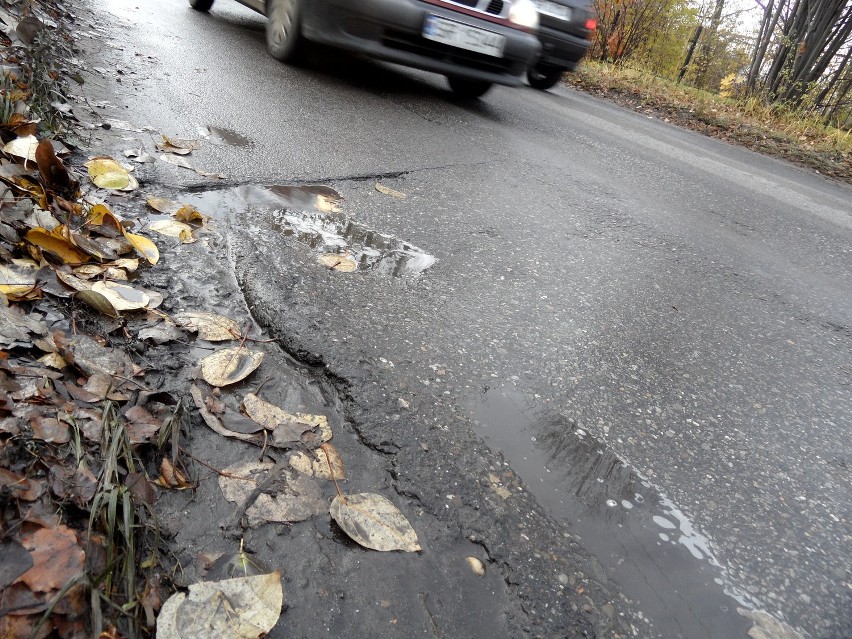 Ulica Małachowskiego w Boguszowicach dziurawa jak sito. Będzie remont?