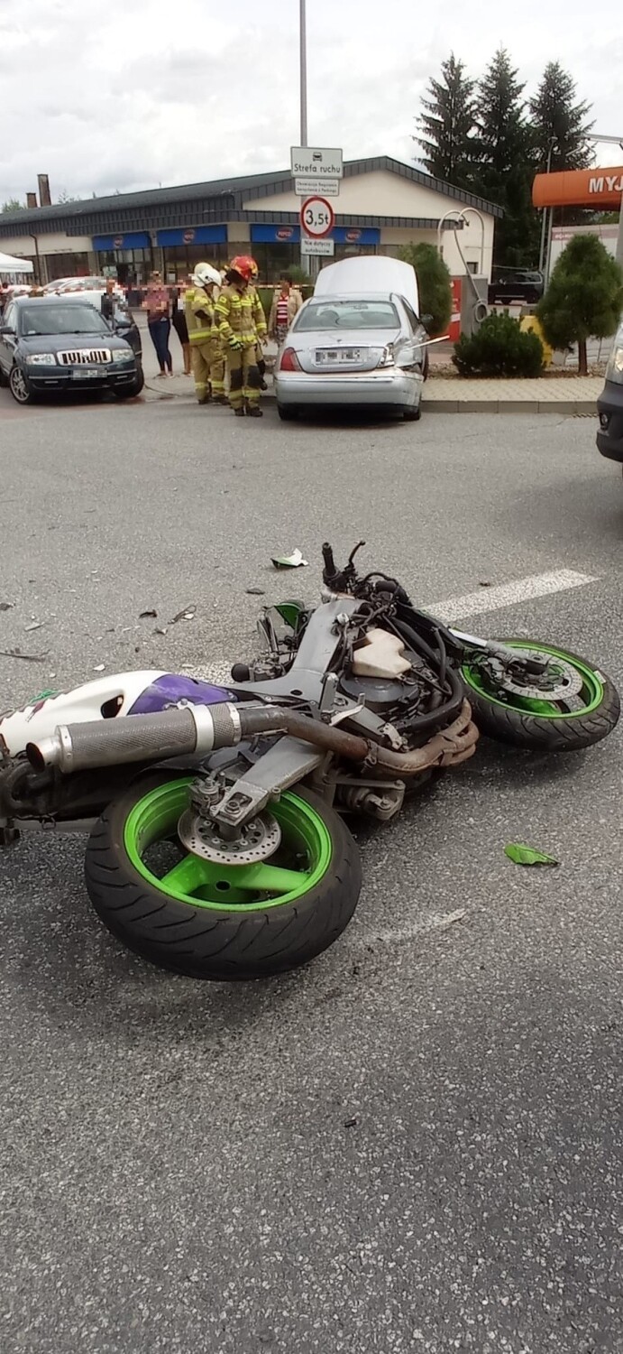 Wypadek na DK75 w Czchowie z udziałem samochodu osobowego i...