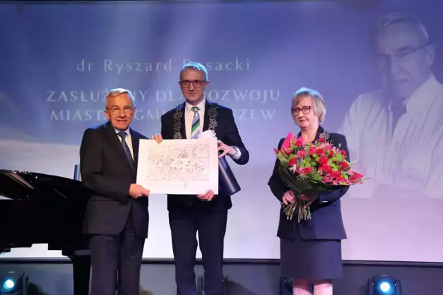 Przyjął na świat w Pleszewie blisko 40 tysięcy dzieci! Ryszard Bosacki odebrał tytuł Zasłużony dla Rozwoju Miasta i Gminy Pleszew