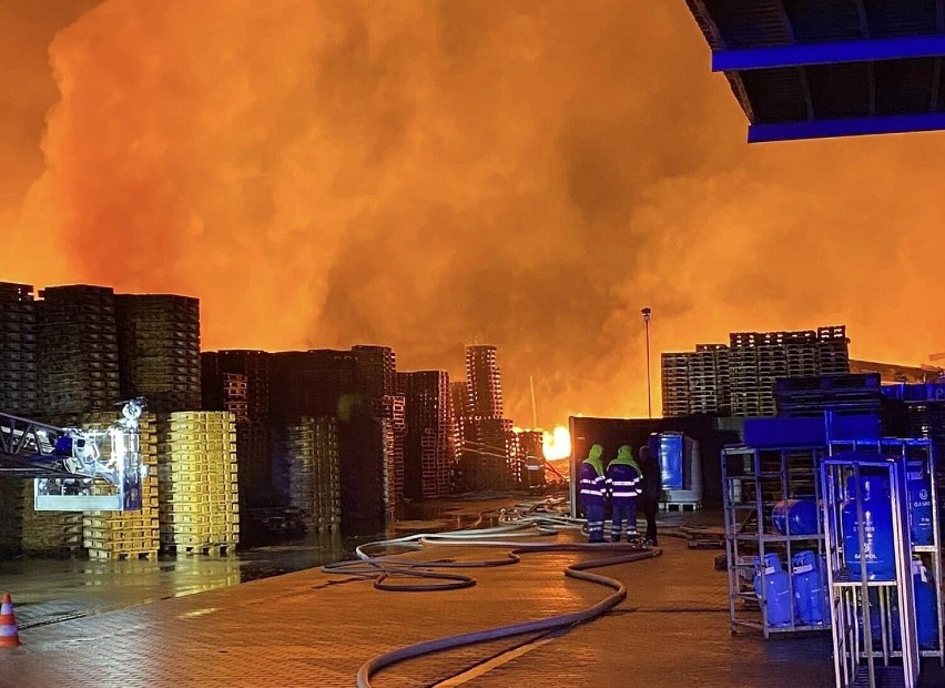 Groźny pożar na Dolnym Śląsku. W Miliczu płonie skład palet