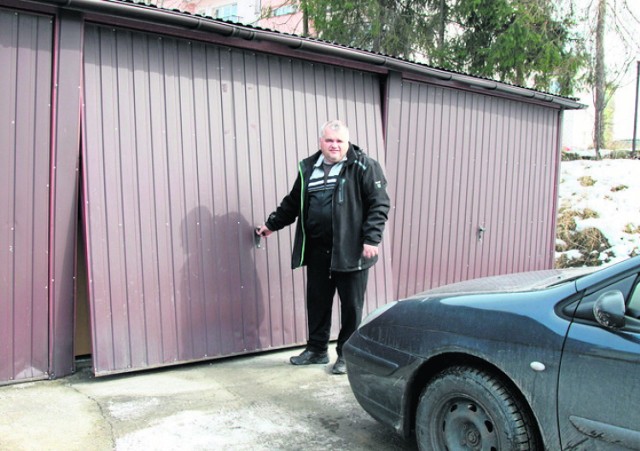 Radnemu Mateuszowi Wrońskiemu udało się odkupić garaż na osiedlu. - Sąsiedzi też by chcieli mieć gdzie chować auta - mówi