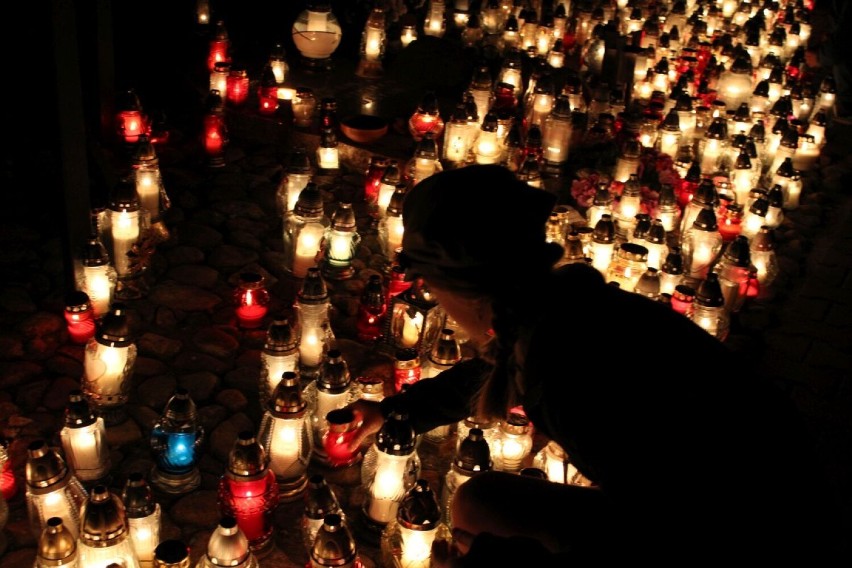Dzień Wszystkich Świętych 2022 w Wieluniu. Wieluńskie cmentarze po zmroku 1 listopada. Harcerze pełnili wartę przy pomniku niezłomnych