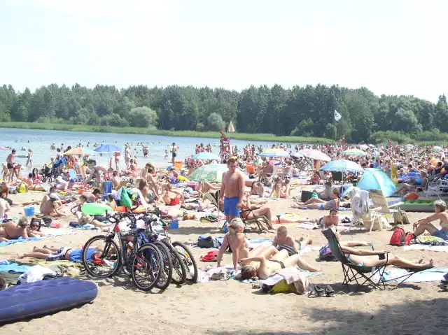 Nad Pogorią III w upalne dni trudno jest znaleźć wolne miejsce do plażowania