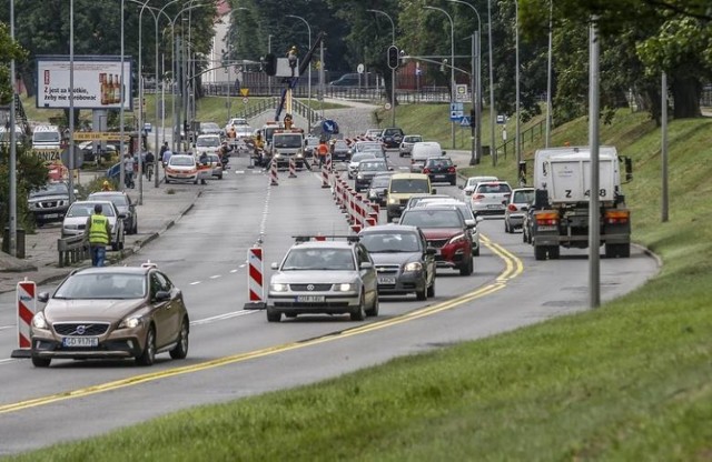 Remont Traktu św. Wojciecha
Po chwilowej przerwie spowodowanej ulewą na dobre ruszyły też roboty związane z przebudową ostatniego fragmentu Traktu św. Wojciecha.

Jezdnia w kierunku Gdańska, na odcinku od posesji nr 31/37 (budynek „ZREMB”) do wiaduktu Biskupia Górka (ok. 650 m) została wyłączona, a ruch skierowano dwukierunkowo na jezdnię w kierunku Pruszcza Gdańskiego. Ten etap organizacji ruchu potrwa do końca wakacji, potem sytuacja zostanie odwrócona. 

Czytaj więcej na temat remontu ostatniego odcinka Traktu św. Wojciecha [ZDJĘCIA]