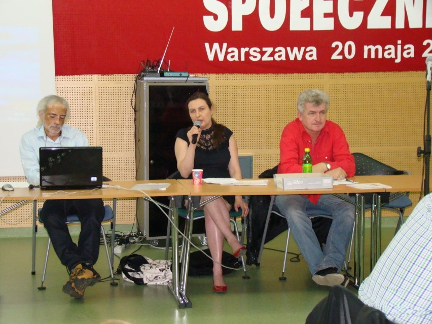 Przemawia Agata Nosal, obok Piotr Ikonowicz i Roberto Cobas...