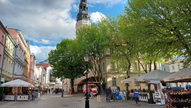 Otwarte ogródki gastronomiczne w Zielonej Górze przyciągają mieszkańców, choć czasem odstrasza ich pogoda