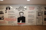Szklany mural upamiętnia bł. ks. Jerzego Popiełuszkę. Ogromna instalacja zawisła na ścianie ogólniaka w Suchowoli