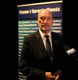 Macierewicz czyta „Gościa niedzielnego”, „Niedzielę” oraz „Wiarę, Patriotyzm i Sztukę”