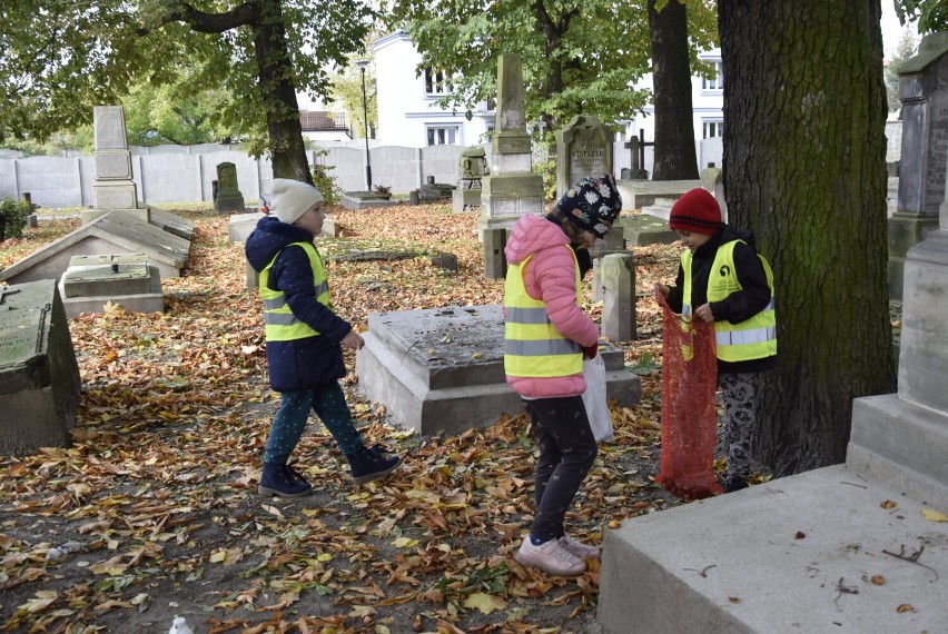 Uczniowie skierniewickiej „Piątki” nie szczędzą wysiłku, by akcja #pozbierajMY dla Franka zakończyła się sukcesem