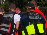 Bohaterska akcja w warszawskim Wawrze. Strażnik miejski i kierowcy uratowali nieprzytomnego mężczyznę uwięzionego w samochodzie