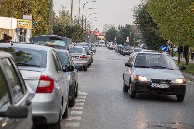 Przy ul. Miłkowskiego wyznaczono dodatkowe miejsca parkingowe. Mimo to kierowcy zostawiają auta po niewłaściwej stronie jezdni