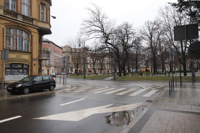 Plac Wolności w Katowicach, widok od ul. Sądowej. Zdjęcie ilustracyjne.