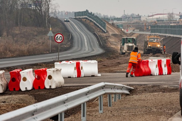 W naszym regionie wciąż trwają prace na trzech odcinkach drogi ekspresowej S5. Pojedziemy nimi zapewne jesienią 2022 roku. Rozpoczęto procedury związane z przygotowaniem do budowy S10 między Bydgoszczą a Toruniem oraz obwodnic Sępólna i Kamienia Krajeńskiego. 

Raport z budowy drogi S5 w regionie na kolejnych slajdach naszej galerii >>>