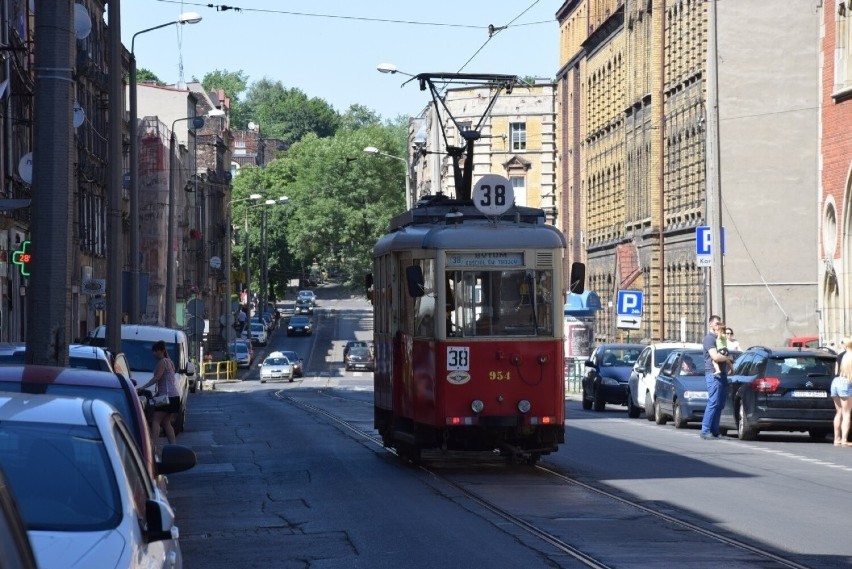 Zabytkowy tramwaj wraca na ulicę Piekarską w Bytomiu. Niestety, nie na długo