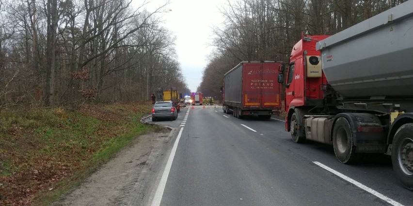 Wypadek na DW 434! W miejscowości Czmoń zderzyły się dwa pojazdy. Jedna osoba poszkodowana