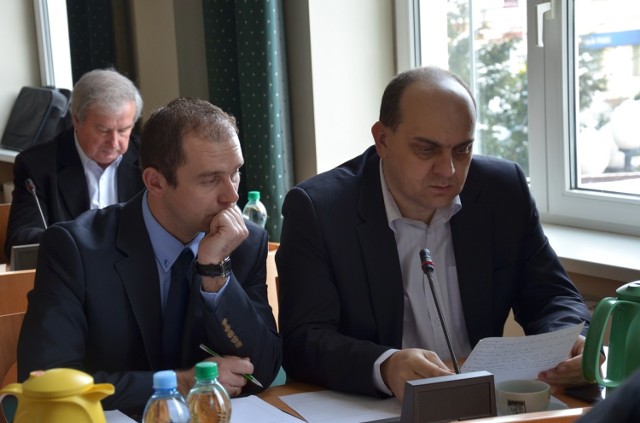 Dariusz Matyśkiewicz (z prawej), radny miejski, krytykuje wydawanie 13 tys. zł na statuetkę