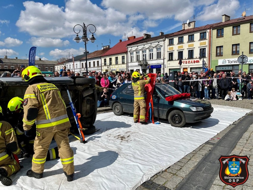 Pokazy strażackie przyciągnęły tłumy widzów podczas Rozpoczęcia Sezonu Klasycznej Motoryzacji w Skierniewicach