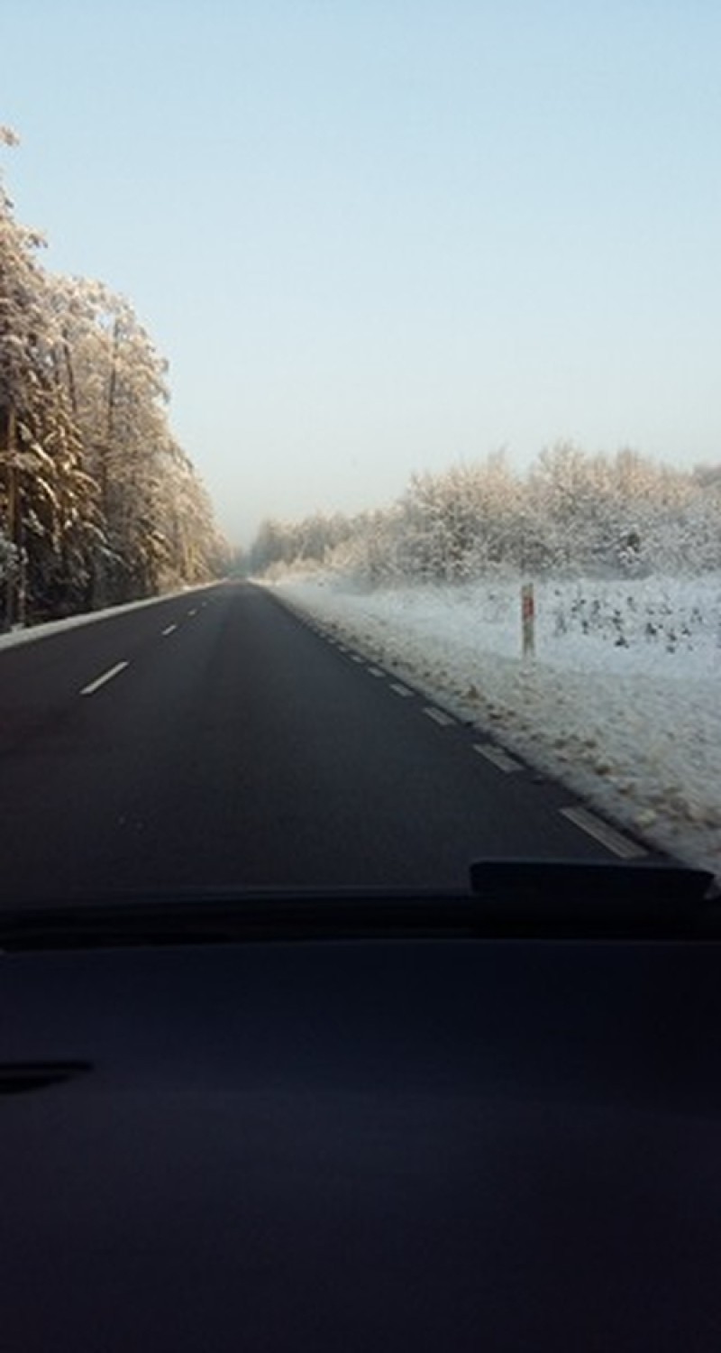 Zima na trasie Nowogród - Myszyniec. Internautka: Piękne...