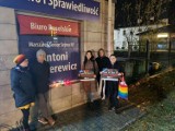 Znicze przed biurami PiS w Bełchatowie. To protest po śmierci 30-letniej Izy z Pszczyny