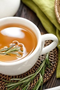 Rozgrzewająca herbata z rozmarynu na trawienie, odporność i wzmocnienie organizmu