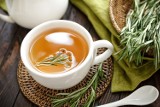 Rozgrzewająca herbata z rozmarynu na trawienie, odporność i wzmocnienie organizmu. Sięgnij po nią w czasie przeziębienia i bólu brzucha