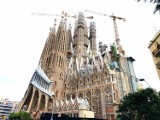 Kościół Sagrada Familia w Barcelonie. „Wyłania się z różnych miejsc, za nic mając odległości, proporcje, kościelne kanony”