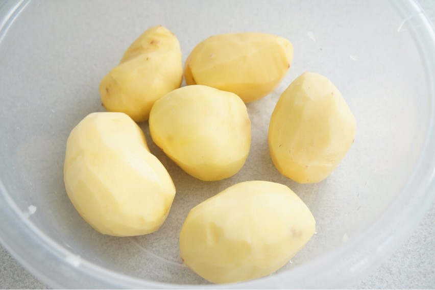 Ziemniaki zważone po obraniu będą ważyć około 560 g. Warto...