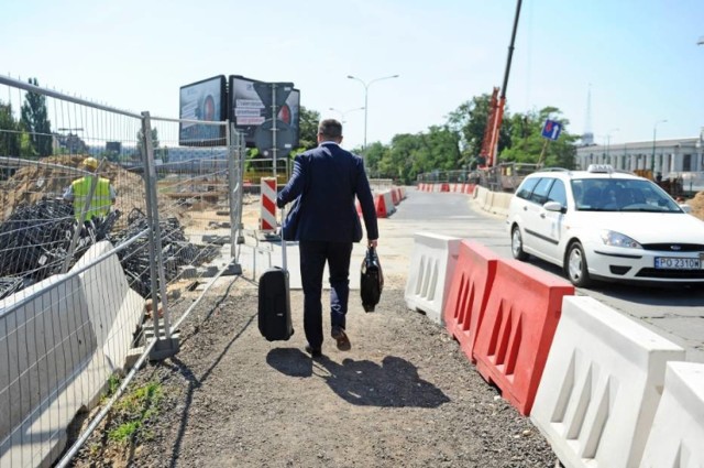 Okolice Ronda Kaponiera i ulicy Dworcowej bywają - zupełnie niesłusznie - krytykowane za utrudnienia dla pieszych. A przecież oryginalna, zaprojektowana przez poznańskich specjalistów nawierzchnia sprzyja walce z otyłością podróżnych, jak i służy ich sprawności fizycznej. Zamiast ciągnąć walizkę po równiutkim asfalcie, podróżny musi ją podnieść i tym samym neutralizuje skutki wielogodzinnej podróży w niebezpiecznej dla zdrowia pozycji siedzącej.

Poznański Tramwaj Stacjonarny - rewolucja w mieście?