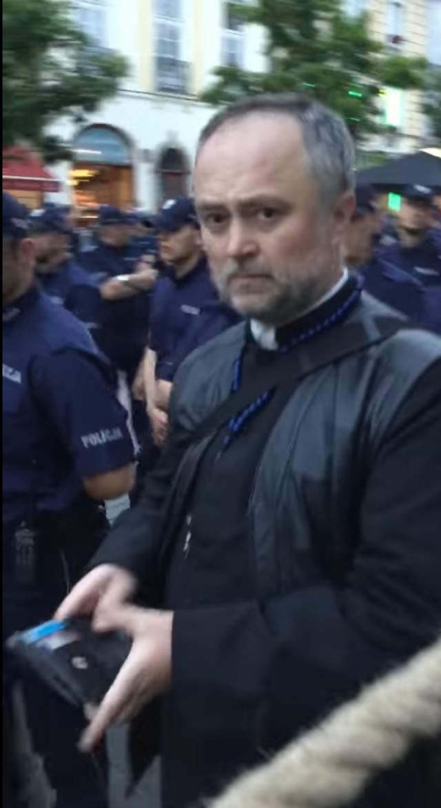 Ksiądz i bezdomny na miesięcznicy smoleńskiej. To nagranie jest hitem internetu [WIDEO]