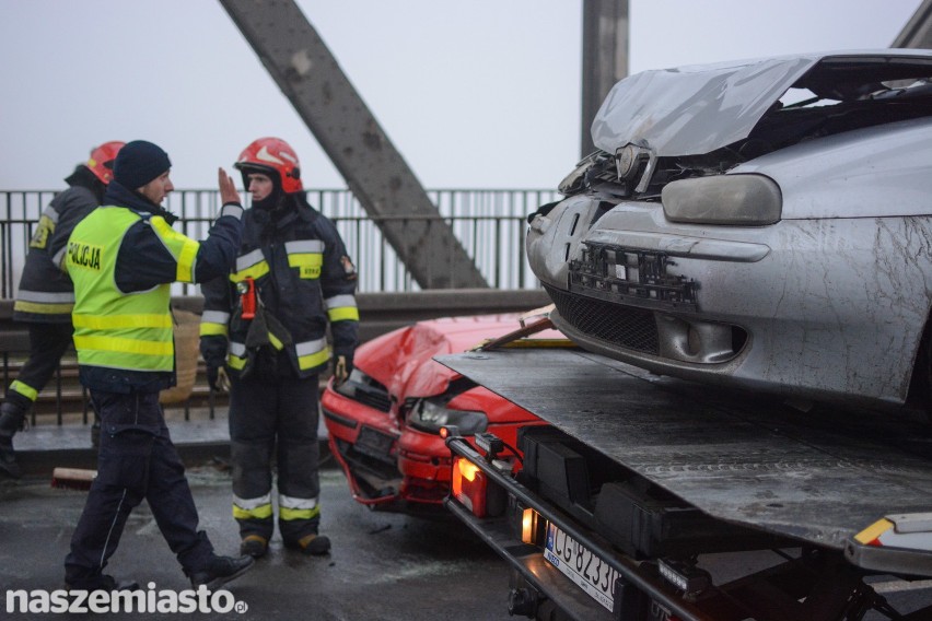 Trzy samochody zderzyły się na moście w Grudziądzu [wideo, zdjęcia]