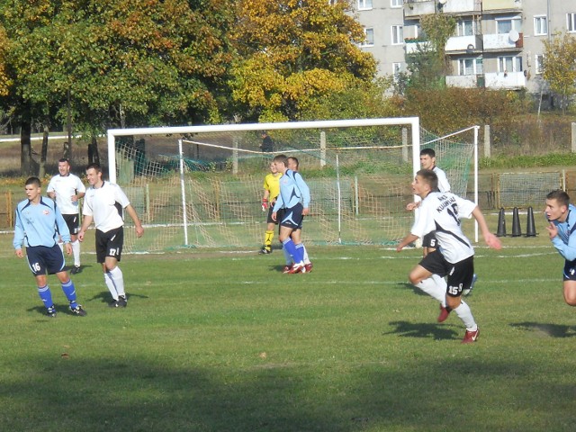 Piłkarze Kujawianki (białe stroje) w ostatnich pięciu meczach zgromadzili 13 punktów i zaaplikowali rywalom 18 goli.