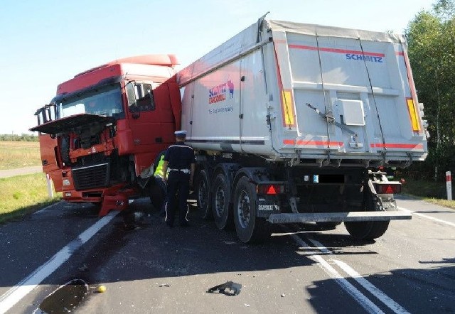 Wypadek koło Szczercowa. Skoda zderzyła się z ciężarówką