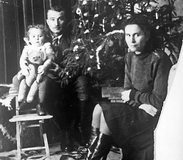 Jan Ponulak z żoną i najstarszą córką Teresą (Renią) podczas Wigilii jeszcze w Gródku w 1943  roku