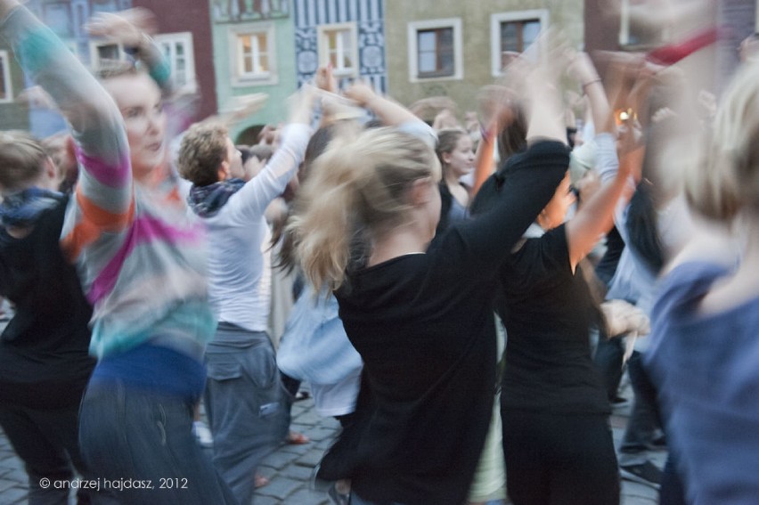 Punktualnie o 20:15 zabrzmiała muzyka i cały Stary Rynek...