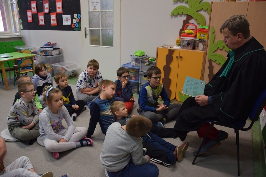 Szczecineckie przedszkolaki słuchają prawniczej bajki