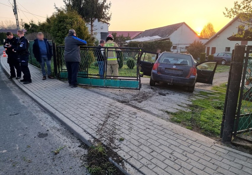 Wypadek w Bolestraszycach. Kierowca VW golfa uderzył w bramę posesji i w dwa samochody [ZDJĘCIA]
