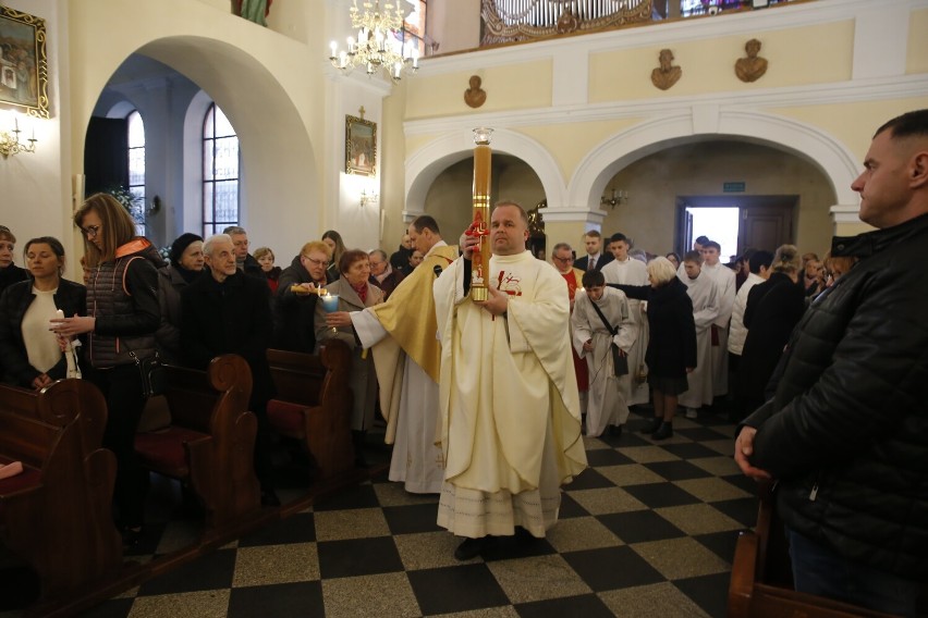 Wielkanoc 2023. Ogień i woda zostały poświęcone podczas liturgii światła. Zobacz zdjęcia z parafii pw. św. Marii Magdaleny w Koninie