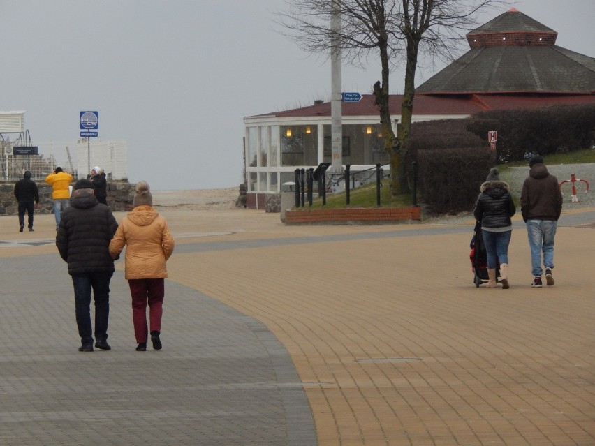 Ustka. Noworoczny spacer brzegiem morza [ZDJĘCIA]