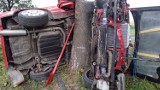 Wypadek na drodze Oleszna  - Łagiewniki. Samochód owinął się wokół drzewa. Galeria
