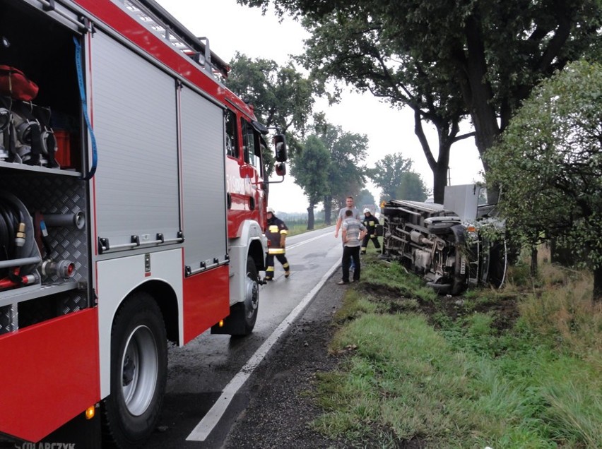 Bielany wypadek: samochód wpadł do rowu przy ul. Krakowskiej [ZDJĘCIA]