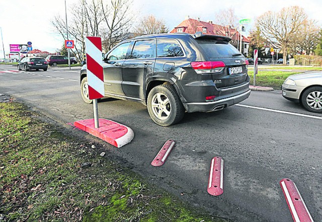 Azyle pojawiły się na przjeściu przez ul. Ku Słońcu, w rejonie - Różanej i Źródlanej. Na razie budzą kontrowersje