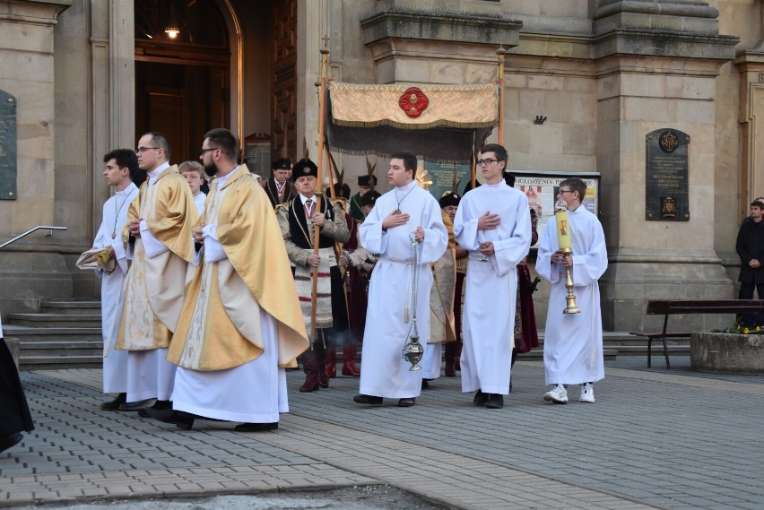 Gorlice. Rezurekcja w bazylice pw. Narodzenia Najświętszej Maryi Panny. Mszy przewodniczył ks. Stanisław Ruszel [ZDJĘCIA]