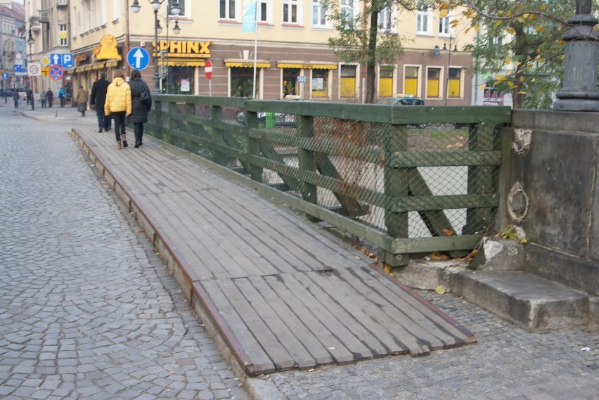 Od dwóch lat Most Kamienny w Kaliszu "zdobi" drewniana...