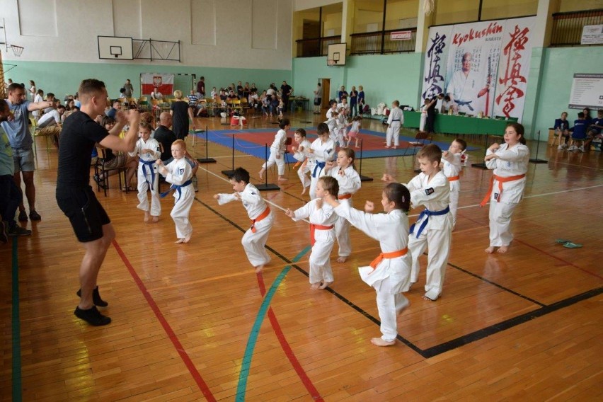 12 medali karateków Dąbrowskiego Klubu Karate [ZDJĘCIA]