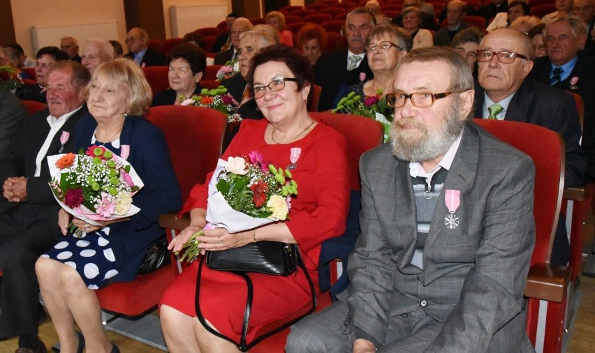 Małżeństwa z Janowa Lubelskiego odebrały medale i kwiaty na 50 rocznicę ślubu. Zobacz galerię zdjęć z uroczystości