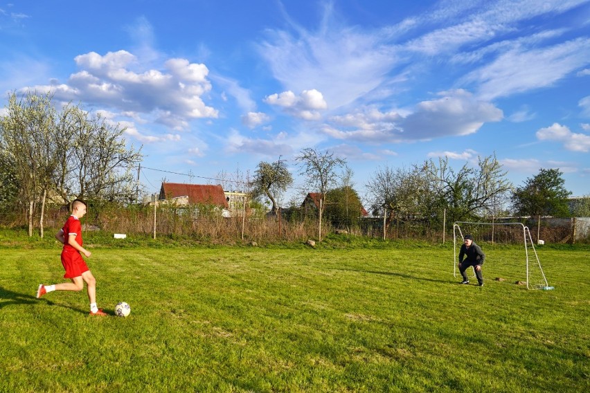 Debrzno. Stworzyli swój zakątek sportowy i rodzinnie trenują piłkę nożną