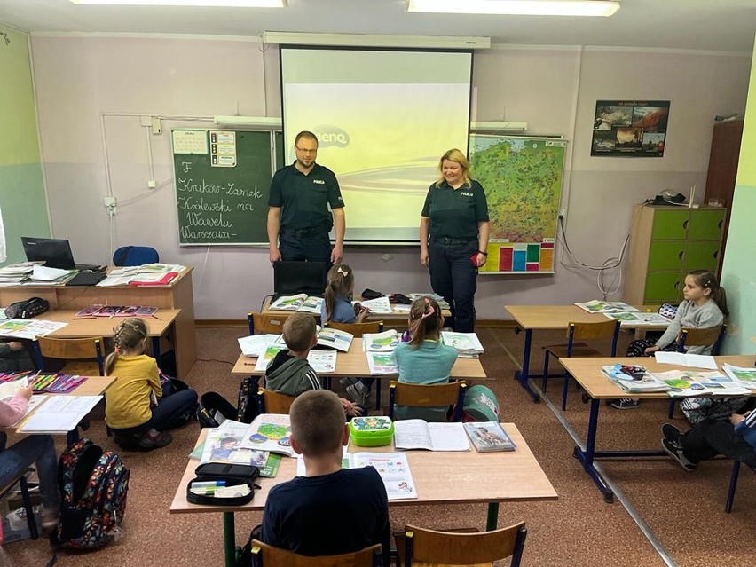 Policjanci rozmawiali o bezpieczeństwie z uczniami szkół...