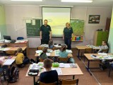 Gmina Gardeja. Policjanci odwiedzili uczniów szkół podstawowych. Rozmawiano o bezpieczeństwie  nad wodą i na podwórku